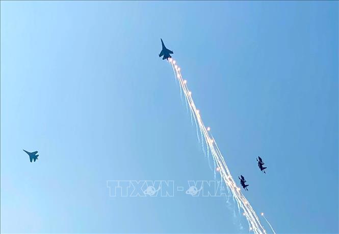 Màn trình diễn phun bẫy nhiệt của máy bay tiêm kích Su-30MK2 trên bầu trời Thành phố Hồ Chí Minh. Ảnh: TTXVN 