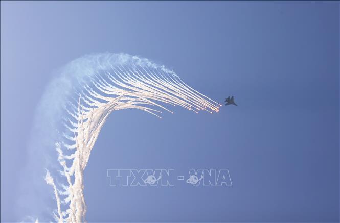 Màn trình diễn phun bẫy nhiệt của máy bay tiêm kích Su-30MK2 trên bầu trời Thành phố Hồ Chí Minh. Ảnh: TTXVN
