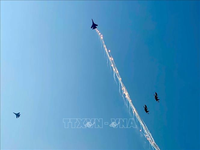 Màn trình diễn phun bẫy nhiệt của máy bay tiêm kích Su-30MK2 trên bầu trời Thành phố Hồ Chí Minh. Ảnh: TTXVN 