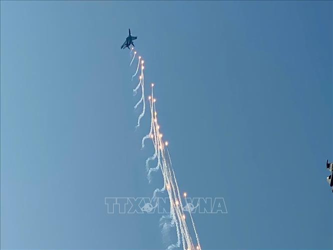 Màn trình diễn phun bẫy nhiệt của máy bay tiêm kích Su-30MK2 trên bầu trời Thành phố Hồ Chí Minh. Ảnh: TTXVN 