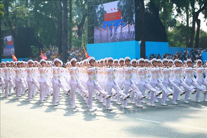 Khối Sĩ quan Hải quân diễu qua Lễ đài. Ảnh: TTXVN