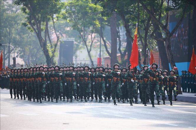 Khối nữ Sĩ quan Thông tin diễu qua Lễ đài. Ảnh: TTXVN