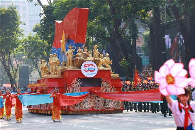Xe mô hình biểu tượng 50 năm Giải phóng miền Nam diễu qua Lễ đài. Ảnh: TTXVN