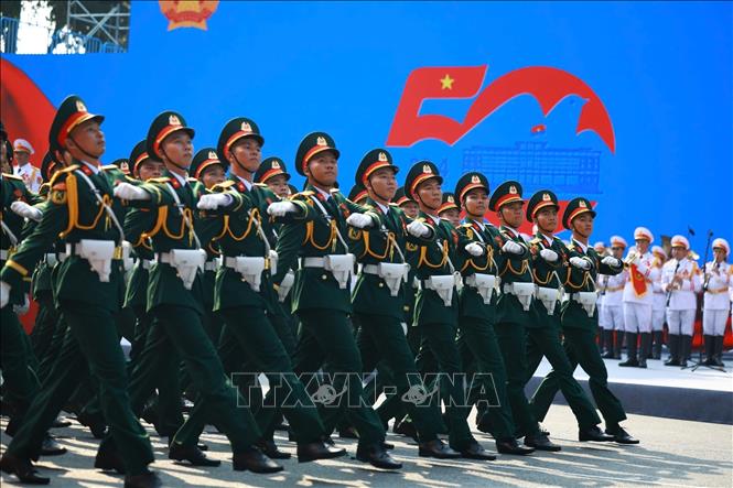 Khối Sĩ quan Hậu cần, Kỹ thuật diễu qua Lễ đài. Ảnh: TTXVN