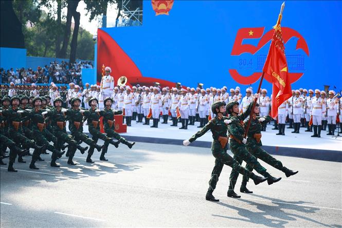 Khối nữ Sĩ quan Thông tin diễu qua Lễ đài. Ảnh: TTXVN