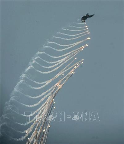 Màn trình diễn phun bẫy nhiệt của máy bay tiêm kích Su-30MK2 trên bầu trời Thành phố Hồ Chí Minh. Ảnh: Mạnh Linh-TTXVN 