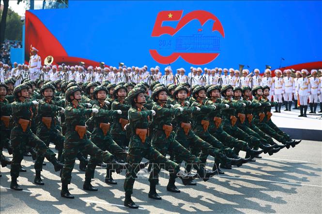 Khối nữ Sĩ quan Thông tin diễu qua Lễ đài. Ảnh: TTXVN