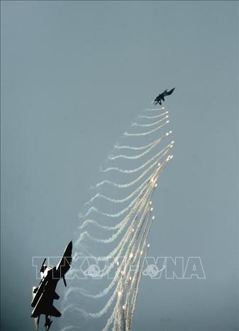 Màn trình diễn phun bẫy nhiệt của máy bay tiêm kích Su-30MK2 trên bầu trời Thành phố Hồ Chí Minh. Ảnh: TTXVN 