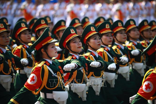 Khối nữ Sĩ quan Quân y diễu qua Lễ đài. Ảnh: TTXVN