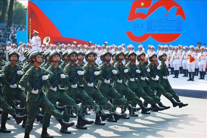 Khối Chiến sĩ Lục quân diễu qua Lễ đài. Ảnh: TTXVN
