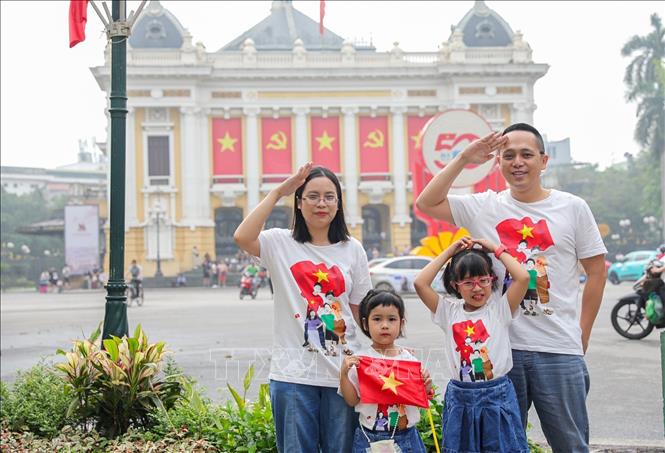 Một gia đình chụp ảnh lưu lại kỷ niệm trong sáng 30/4/2025. Ảnh: Khánh Hoà - TTXVN