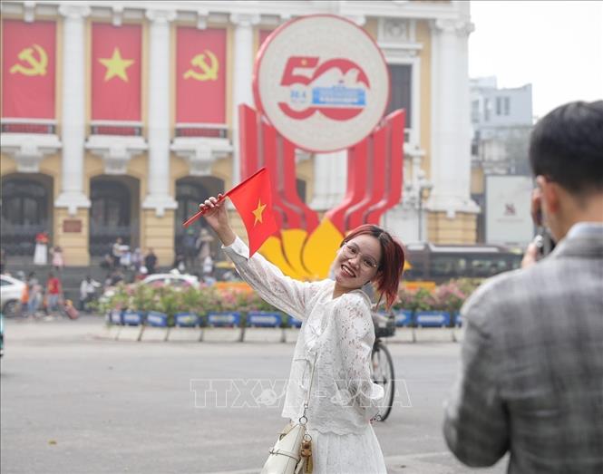 Người dân chụp ảnh lưu lại khoảnh khắc sáng 30/4/2025, kỷ niệm 50 năm ngày Giải phóng miền Nam, thống nhất đất nước (30/4/1975 - 30/4/2025). Ảnh: Khánh Hoà - TTXVN