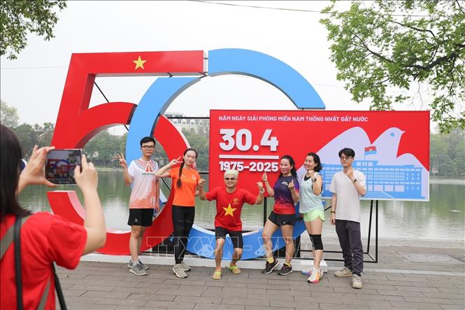 Người dân chụp ảnh lưu lại khoảnh khắc sáng 30/4/2025, kỷ niệm 50 năm ngày Giải phóng miền Nam, thống nhất đất nước (30/4/1975 - 30/4/2025). Ảnh: Khánh Hoà - TTXVN