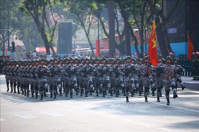 Khối chiến sĩ Đặc nhiệm dù diễu qua Lễ đài. Ảnh: TTXVN