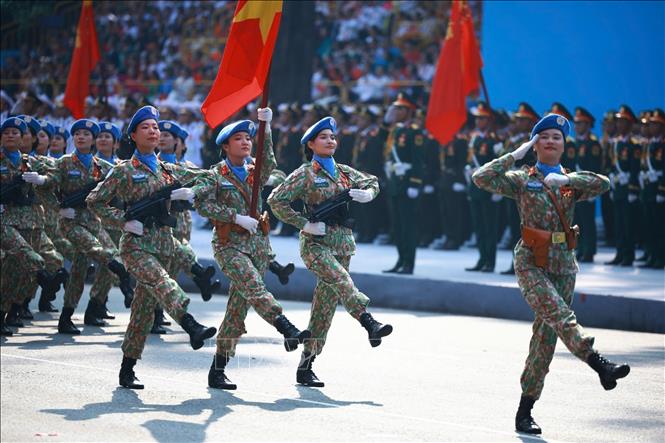 Khối nữ sĩ quan Gìn giữ hòa bình diễu hành qua lễ đài. Ảnh: TTXVN