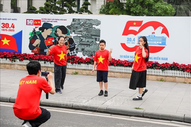 Một gia đình hạnh phúc lưu lại kỷ niệm đáng nhớ sáng 30/4/2025. Ảnh: Khánh Hoà - TTXVN