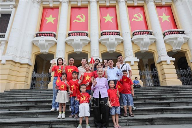 Một đại gia đình chụp ảnh lưu lại khoảnh khắc sáng 30/4 kỷ niệm 50 năm thống nhất đất nước. Ảnh: Khánh Hoà - TTXVN