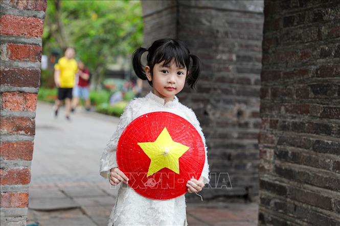 Bé được đi chơi sáng 30/4/2025. Ảnh: Khánh Hoà - TTXVN