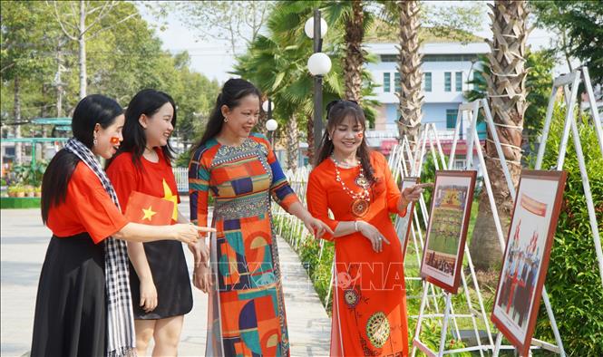Người dân Đồng Tháp đến xem triển lãm ảnh sáng 30/4. Ảnh: Nhựt An - TTXVN