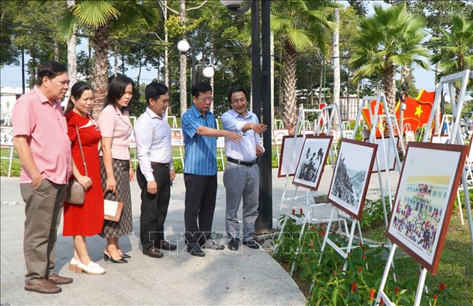 Đại biểu tham quan triển lãm ảnh “Thành tựu kinh tế - xã hội Đồng Tháp 50 năm xây dựng và phát triển”. Ảnh: Nhựt An - TTXVN