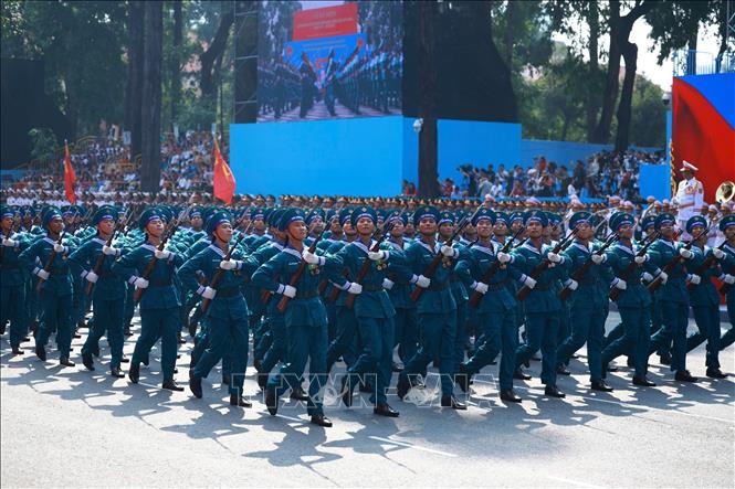 Khối nam Dân quân biển diễu qua Lễ đài. Ảnh: TTXVN