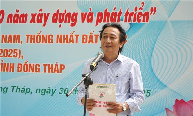 Nhạc sĩ Nguyễn Duy Trung, Chủ tịch Hội Liên hiệp Văn học Nghệ thuật tỉnh Đồng Tháp phát biểu khai mạc Triển lãm. Ảnh: Nhựt An - TTXVN