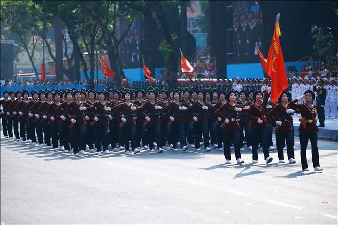 Khối nữ Dân quân miền Bắc diễu qua Lễ đài. Ảnh: TTXVN