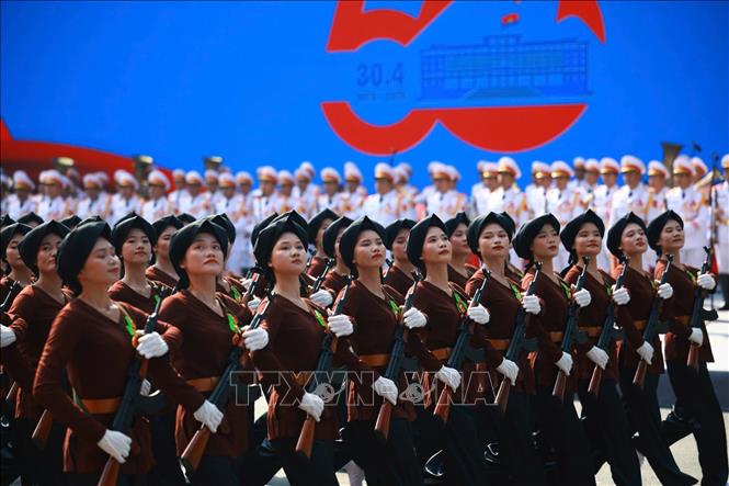 Khối nữ Dân quân miền Bắc diễu qua Lễ đài. Ảnh: TTXVN
