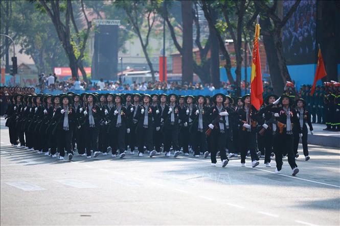 Khối nữ Du kích miền Nam diễu qua Lễ đài. Ảnh: TTXVN