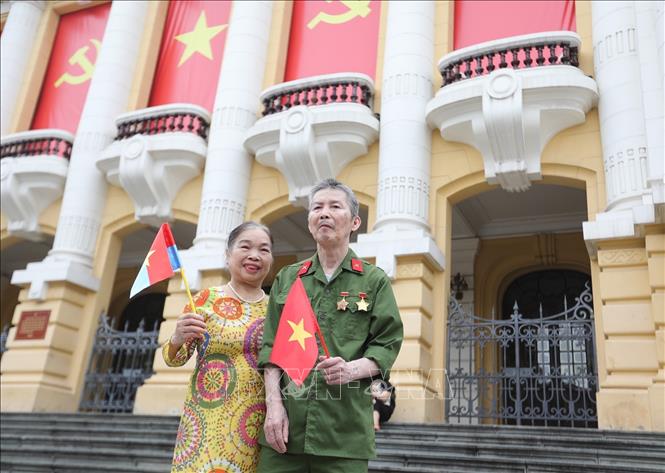 Một cựu chiến binh lưu lại khoảng khắc trong ngày kỷ niệm 50 năm thống nhất đất nước. Ảnh: Khánh Hoà - TTXVN