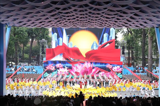 Chương trình nghệ thuật “Rạng rỡ non sông Việt Nam”. Ảnh: TTXVN


