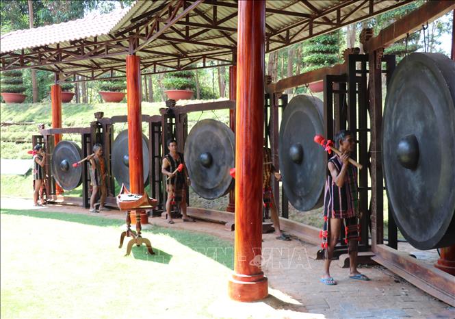 Đồng bào dân tộc S’tiêng trình diễn đánh cồng tại Khu Bảo tồn Văn hóa dân tộc S’tiêng sóc Bom Bo (huyện Bù Đăng, tỉnh Bình Phước). Ảnh: Nhật Bình – TTXVN