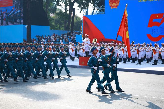 Khối nam Dân quân biển diễu qua Lễ đài. Ảnh: TTXVN