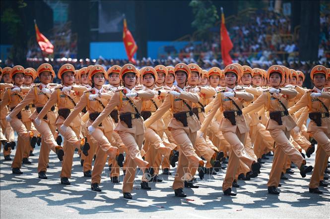 Khối nữ Sĩ quan Cảnh sát giao thông diễu qua Lễ đài. Ảnh: TTXVN