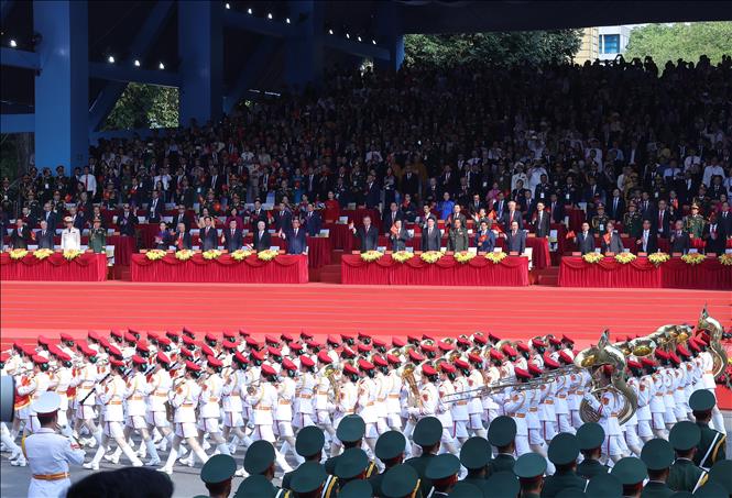 Các đồng chí lãnh đạo, nguyên lãnh đạo Đảng, Nhà nước và khách quốc tế tham dự lễ kỷ niệm. Ảnh: TTXVN