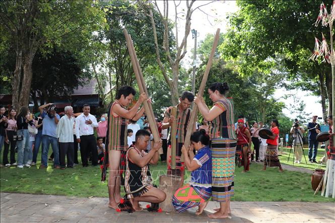 Tái hiện hình ảnh giã gạo nuôi quân của đồng bào dân tộc S’tiêng tại Khu Bảo tồn Văn hóa dân tộc S’tiêng sóc Bom Bo (huyện Bù Đăng, tỉnh Bình Phước). Ảnh: Nhật Bình – TTXVN