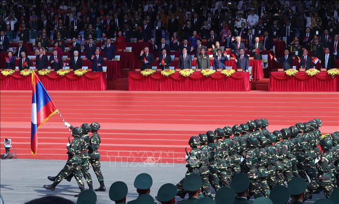 Khối Quân đội nhân dân Lào diễu qua Lễ đài. Ảnh: TTXVN