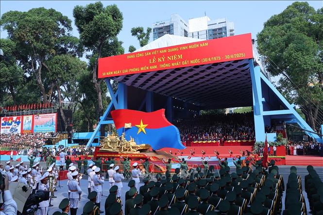 Xe mô hình biểu tượng 50 năm Giải phóng miền Nam diễu qua Lễ đài. Ảnh: TTXVN