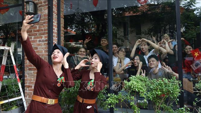 Nữ dân quân miền Bắc giao lưu với người dân trước giờ diễu binh, diễu hành, Ảnh: Xuân Anh - TTXVN