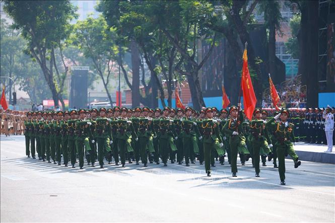 Khối nam Sĩ quan Cảnh sát nhân dân diễu qua Lễ đài. Ảnh: TTXVN