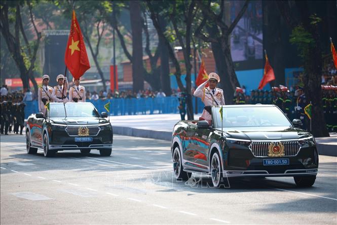 Xe chỉ huy và xe Tổ Công an kỳ toàn lực lượng công an nhân dân diễu qua Lễ đài. Ảnh: TTXVN