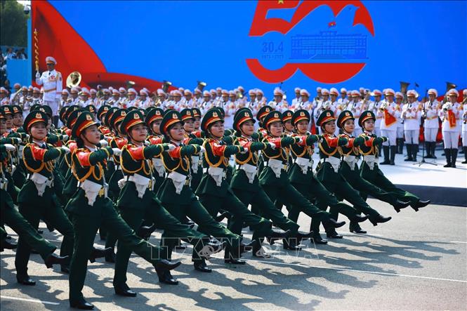 Khối nữ Sĩ quan Quân y diễu qua Lễ đài. Ảnh: TTXVN