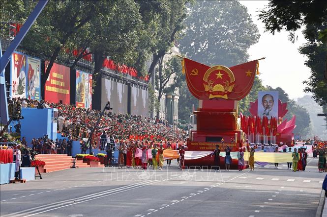 Đội hình xe mô hình Quốc huy nước Cộng hòa Xã hội Chủ nghĩa Việt Nam diễu qua Lễ đài. Ảnh: TTXVN