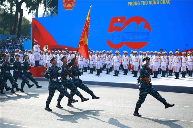 Khối lực lượng Tác chiến không gian mạng diễu qua Lễ đài. Ảnh: TTXVN