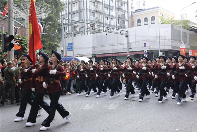 Khối  Nữ dân quân miền Bắc diễu binh qua đường Nam Kỳ Khởi Nghĩa. Ảnh: Xuân Anh - TTXVN