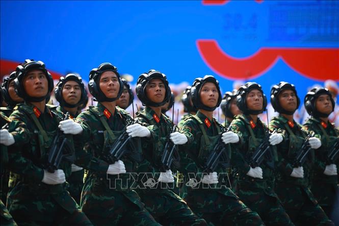 Khối Chiến sĩ Tăng - thiết giáp diễu qua Lễ đài. Ảnh: TTXVN