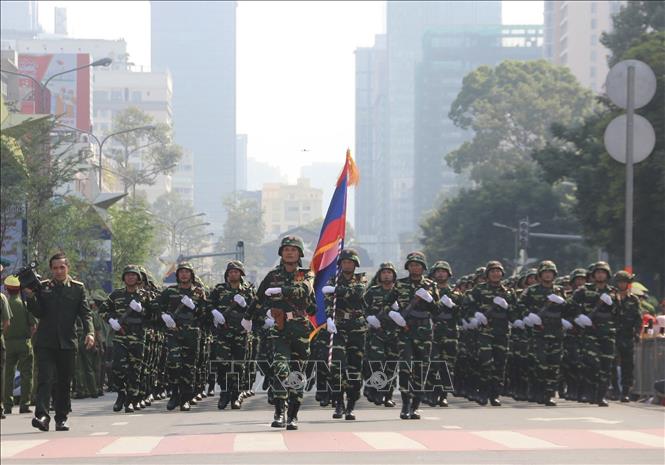 Khối Quân đội Hoàng gia Campuchia diễu binh trong Lễ kỷ niệm 50 năm Ngày Giải phóng miền Nam, thống nhất đất nước. Ảnh: Thu Hương - TTXVN