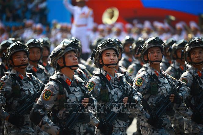 Khối chiến sĩ Đặc nhiệm dù diễu qua Lễ đài. Ảnh: TTXVN