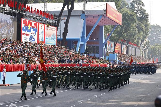 Khối Chiến sĩ Tác chiến điện tử diễu qua Lễ đài. Ảnh: TTXVN