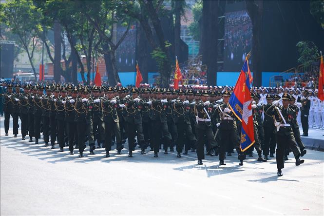 Khối Quân đội Hoàng gia Campuchia diễu qua Lễ đài. Ảnh: TTXVN
